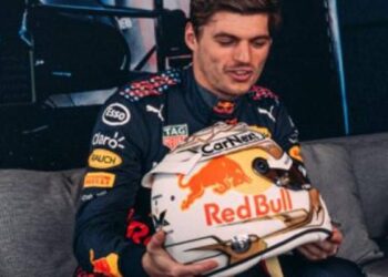 F1, casque Verstappen : beaucoup d’or, le numéro 1 et une étoile