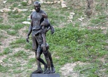 Une statue de Kobe et Gianna Bryant sur le site du drame
