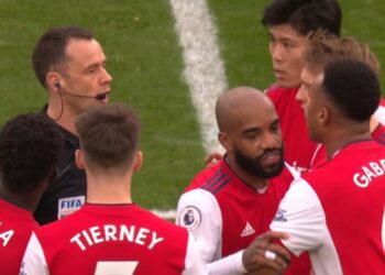 Pensées du lundi : fenêtre de janvier, carton rouge de Gabriel, arbitre