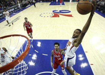 Nba, résultats : Dallas-Detroit.  Philadelphie-Phœnix.  Clippers Memphis-Los Angeles.  Atlanta-Indiana.  Denver-New York.  Portland-Orlando.  Sacramento-Minnesota.  La Nouvelle-Orléans-Houston