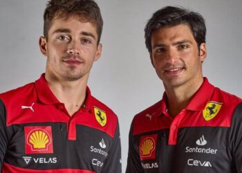 F1 Ferrari : Leclerc et Sainz avec les nouveaux uniformes 2022