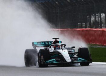 F1 Mercedes, George Russell et le mannequin Lewis Hamilton