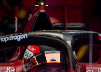 Nouvelle Ferrari, Carlos Sainz en piste à Barcelone avec la F1-75 pour le jour du tournage