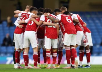 Podolski célèbre la victoire d’Arsenal alors que les fans des Gunners huent JImenez après le match