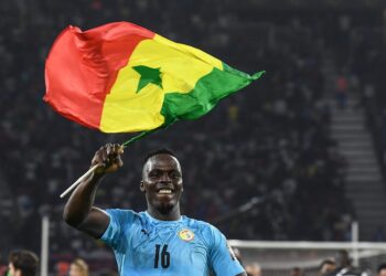 Sadio Mane est parti pour consoler Mo Salah alors que le Sénégal décroche la gloire de la CAN