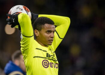 Manchester United cible le raid du Borussia Dortmund alors qu’il cherche à renforcer sa défense