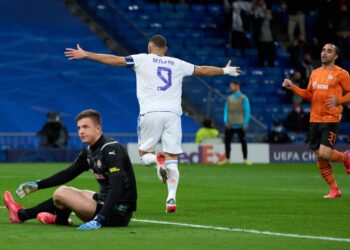 Benzema égalise avec Lewandowski lors de la victoire du Real Madrid sur Alaves