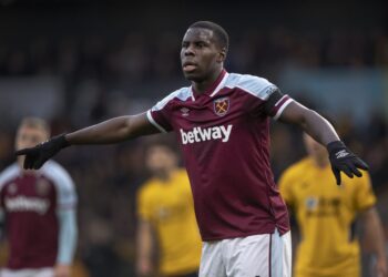 Surfaces d’images de Kurt Zouma de West Ham donnant des coups de pied et giflant violemment un chat