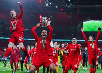 Robertson et Tsimikas au cœur des célébrations chaotiques des vestiaires