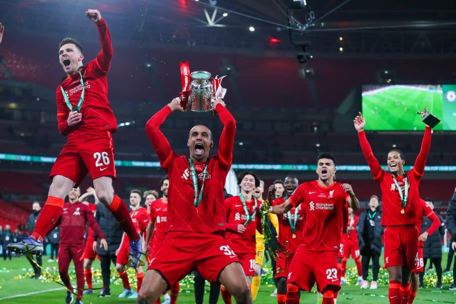 Vidéo: Robertson et Tsimikas au cœur des célébrations chaotiques des vestiaires après la victoire de Liverpool en Coupe de la Ligue