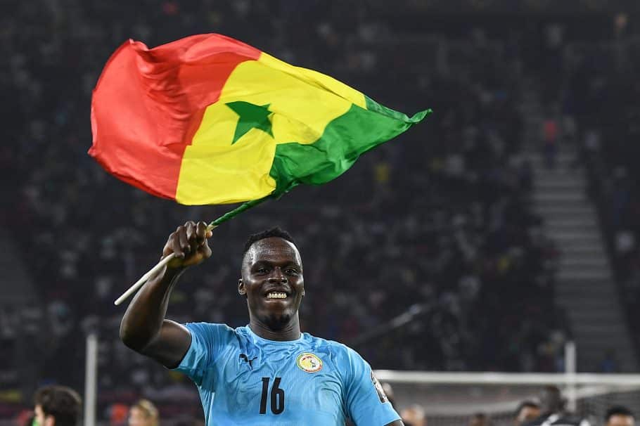 Sadio Mane est parti pour consoler Mo Salah alors que les stars de Chelsea et de Liverpool se révèlent décisives dans le triomphe du Sénégal à la CAN