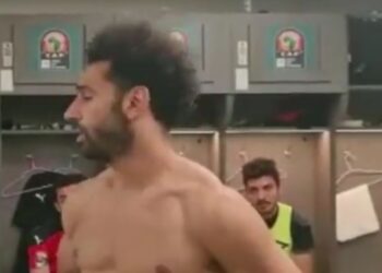 Mo Salah prononce un discours dans le vestiaire égyptien après sa défaite