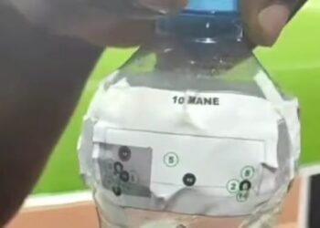 Une bouteille d’eau trouvée qui prédisait la direction de la pénalité de Mane