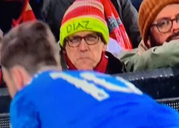 Un supporter de Liverpool crée son propre chapeau Luis Diaz