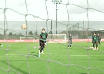 Kostas Tsimikas montre sa finition du pied droit à l’entraînement