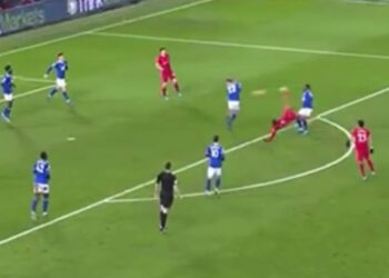 Tentative de coup de pied acrobatique de Thiago Alcantara