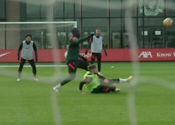 Regardez l’incroyable passe d’entraînement glissant de Harvey Elliott