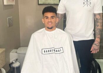 Firmino recommande ses barbiers à Diaz pour la première coupe de cheveux Scouse