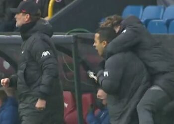 Les célébrations de Klopp, Thiago et Tsimikas alors que Fabinho marque