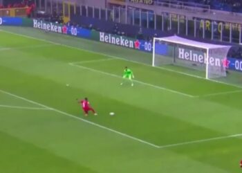 Regardez Konate à plein régime pour réaliser une énorme interception de San Siro