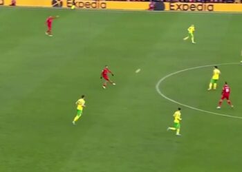 Regardez la phénoménale passe à longue distance sans regard de Thiago