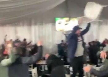 Les fans de Liverpool célèbrent le vainqueur de Tottenham contre Man City