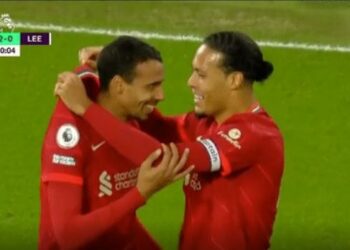 Interaction saine entre van Dijk et Matip après son but