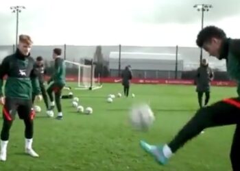 (Vidéo) Les stars de Liverpool Elliott et Diaz montrent leurs tickers