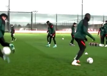 L’incroyable talent de film arc-en-ciel de Luis Diaz capturé pendant l’entraînement