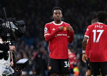 Elanga célèbre avec emphase devant les fans de Leeds United