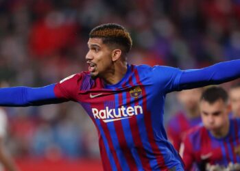 Manchester United fait pression pour signer Ronald Araujo du FC Barcelone
