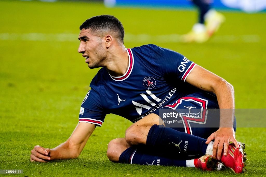 Achraf HAKIMI of Paris Saint Germain look blessed during the UEFA... Photo d'actualité - Getty Images