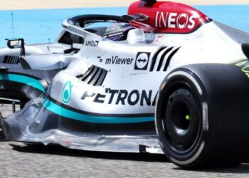 comment la Mercedes W13 a changé, côtés et ailes