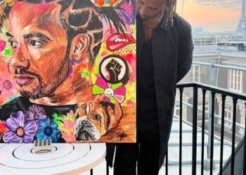 l&rsquo;artiste lui donne le tableau