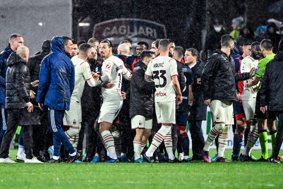 Vidéo: Des scènes laides éclatent après Cagliari contre l'AC Milan, alors que Tomori et Maignan sont victimes d'abus raciaux présumés