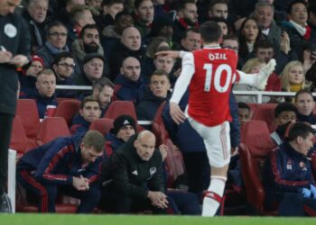 « Le problème d’Ozil, c’est qu’il avait des problèmes avec tout le monde » L’ancien coéquipier d’Arsenal dénonce le milieu de terrain allemand