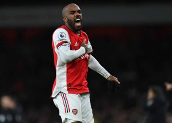 Pourquoi Arsenal devrait considérer Emmanuel Dennis comme remplaçant d’Alexandre Lacazette