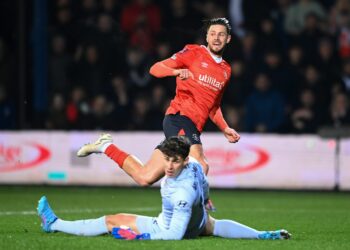 « Le pire défenseur de tous les temps » Les supporters de Chelsea ont critiqué un homme lors de la première mi-temps du choc de Luton
