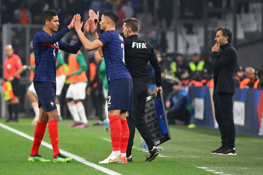 Didier Deschamps explique le premier remplacement de la France par la star de Man United, Raphael Varane, contre la Côte d'Ivoire