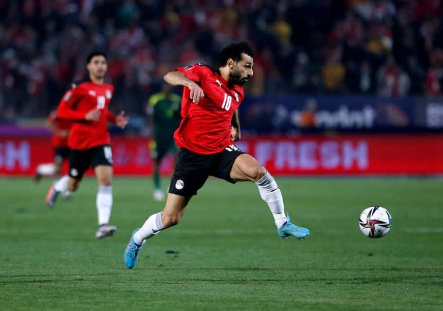 Mo Salah de Liverpool inflige un penalty crucial à l'Egypte après s'être fait pointer des lasers sur lui lors d'une fusillade