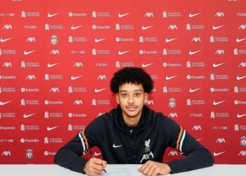 Liverpool remet son premier contrat professionnel à un jeune de 17 ans qui a signé l’année dernière