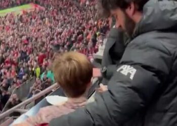 « Fier d’être son frère » – Frère aîné du jeune garçon qui a rejoint les célébrations de la victoire de la Coupe Carabao à Liverpool