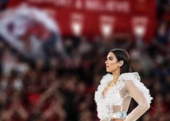 Dua Lipa réagit à l’interprétation de « One Kiss » par les fans de Liverpool