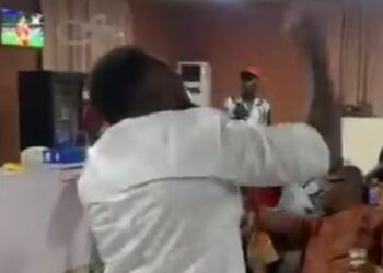 Un fan de Liverpool se déchaîne alors que le penalty raté de Kepa assure la victoire