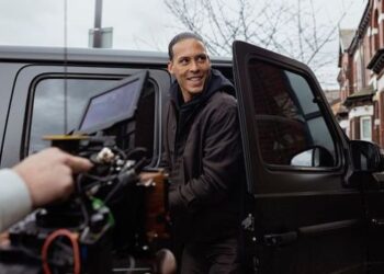 Virgil van Dijk photographié alors que sa mixtape approche de la sortie