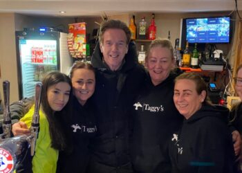 Damian Lewis repéré au bar d’Anfield et sur le Kop