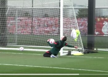 La glissade du genou de Robertson alors qu’il bat Alexander-Arnold