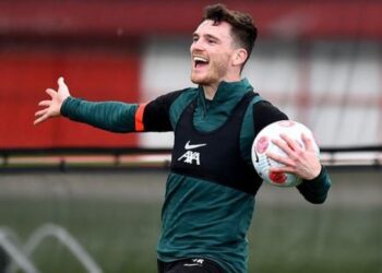 Robertson partage l’image de « la joie » de battre Alexander-Arnold