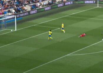 Luis Diaz se dirige courageusement dans le match d’ouverture de Brighton après la passe de Matip