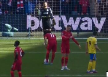 (Vidéo) Regardez Henderson agir en tant que garde du corps de Salah